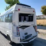 İş Makinesi İle Minibüs Çarpıştı: 2 Yaralı