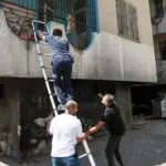 Yangından Korkup Fileye Takılan Kediyi İtfaiye Kurtardı