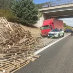 Kamyon Arızalandığı İçin Emniyet Şeridine Çekilen Kamyonete Çarptı; 1 Ölü, 1 Ağır Yaralı