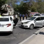 Sancaktepe'de Beton Pompası 4 Araca Çarptı: 5 Yaralı