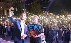 Erbaa Belediyesi Ferah Zeydan İle Turgay Saka’nın Katılımıyla Gençlik Konseri Düzenledi