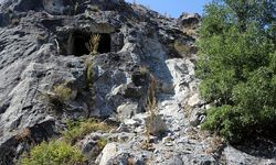 Tokat’ta Defineciler Kaya Mezarını Dinamitle Patlattı