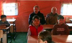 Bakan Akar, Çadır Kentte Mehmetçik Okulu'nu Ziyaret Etti