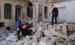 Kilis’te Ağır Hasarlı 2 Katlı Boş Binanın Bir Kısmı Çöktü