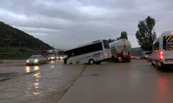 Ankara'da Sağanak; Yollar Göle Döndü, Araçlar Mahsur Kaldı