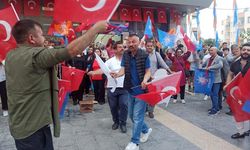 Mersin'deki Kutlamalarda Lokma Tatlısı Dağıtıldı