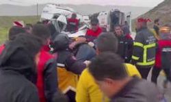 Sivas'ta Yolcu Minibüsü İle TIR Çarpıştı; 4 Ölü, 3 Yaralı