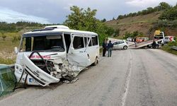İşçi Minibüsü İle Otomobil Çarpıştı; 13 Yaralı