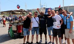 İngiliz ve İtalyan Taraftarlar Taksim Meydanı'nda Maç Saatini Bekliyor