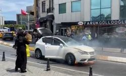 Taksim’de otomobildeki yangını çevredekiler söndürdü