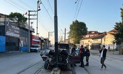 Otomobil Kataner Direğine Çarptı; Tramvay Seferleri Durdu