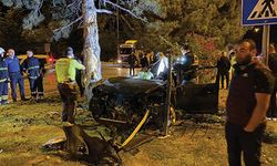 Otomobil Refüjdeki Ağaca Çarptı; Astsubay Öldü, Eşi Ağır Yaralı