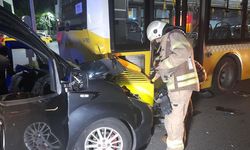 Hafif Ticari Araç Park Halindeki İETT Otobüsüne Çarptı: 4'ü Ağır 6 Yaralı