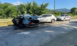 Freni Patlayan Otomobil Karşı Şeride Geçerek Otomobille Çarpıştı: 1 Ölü, 4 Yaralı