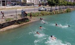 Adana'da sıcaklık 47 dereceyi gösterdi, çocuklar sulama kanallarında serinledi