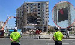 Kahramanmaraş’ta Polisin Uyarısıyla Ağır Hasarlı Binanın Yıkımı Türk Bayrağı İçin Durduruldu