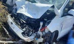Siirt’te Hafif Ticari Araç ile Minibüs Çarpıştı : 6 Yaralı