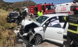Suluova'da İki Otomobil Kafa Kafaya Çarpıştı; 1 Ölü, 5 Yaralı