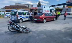 Erbaa’da Motosiklet Otomobile Çarptı: 2 Yaralı