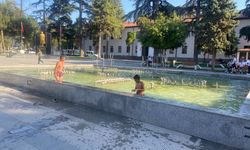 Erbaa'da Sıcaklardan Bunalan Çocuklar Süs Havuzuna Girdi