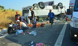 Tarım İşçilerini Taşıyan Midibüs İle Otomobil Çarpıştı: 30 Yaralı