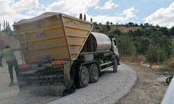 Erbaa’da Köy Yollarında Sathi Kaplama Asfalt Çalışmaları Devam Ediyor
