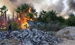 Antalya'da Teknelere Ve Ormana Sıçrayan Ot Yangını Kontrol Altına Alındı