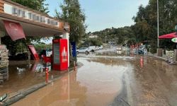 Bodrum'da Su İsale Hattı Patladı; Yol Çöktü, Cadde Suyla Doldu