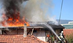 Sinir Krizi Geçirip Evi Ateşe Veren Kadın Ve 3 Yaşındaki Kızı Yaralandı