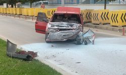 Erbaa’da Aydınlatma Direğine Çarpan Otomobil Alev Aldı