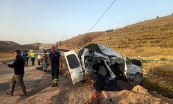 Aksaray’da Kamyonet ile Hafif Ticari Araç Çarpıştı : 1 Ölü, 4 Yaralı