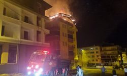 5 Katlı Binada Çıkan Yangın Çatıyı Alev Alev Yaktı