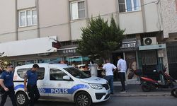 İzmir'de Silahlı ve Maskeli Soyguncu Yarım Kilo Altını Çalarak Kaçtı