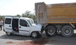 Hafif Ticari Araç, Hafriyat Kamyonuna Arkadan Çarptı: 4'ü Çocuk, 7 Yaralı