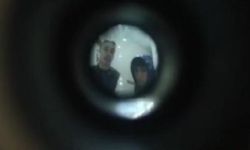 Sultangazi'de Hırsızları Kapı Dürbününden Cep Telefonu Kamerasıyla Görüntüledi