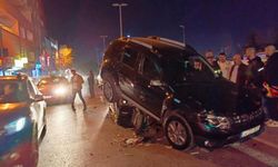 Otomobil Trafik Işıklarındaki Motosiklet İle Cipe Çarptı: 1 Yaralı