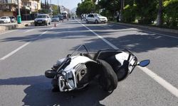 Yaya Geçidinde Otomobilin Çarptığı Motosikletli Yaralandı