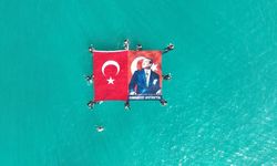 Akdeniz'de Türk Bayrağı Ve Atatürk Posteri Açtılar