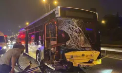İETT Otobüsü, Emniyet Şeridindeki Minibüse Çarptı: 2 Yaralı