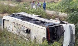 Tarım İşçilerinin Taşındığı Minibüs Kanala Devrildi: 3'ü Ağır 10 Yaralı