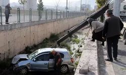 Otomobil Sulama Kanalına Uçtu; Sürücü Yaralandı