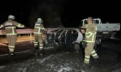 Kamyonetle Otomobilin Çarpışmasında Yangın Çıktı: 1 Ölü, 2 Yaralı