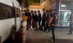 Takiple Durdurulan Minibüslerden 21 Kaçak Göçmen Çıktı; 2 Tutuklama