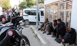 Polisten Kaçtıkları Araç İle Duvara Çarptı; 5 Göçmen Gözaltına Alındı