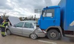 Amasya'da Kargo Kamyonu Kırmızı Işıktaki Otomobile Çarptı; 1 Yaralı