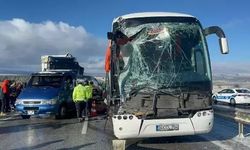Sivas’ta Yolcu Otobüsü TIR'a Çarptı: 1 Ölü, 2 Yaralı