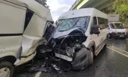 Kağıthane'de Servis Minibüsü İle Panelvan Kafa Kafaya Çarpıştı: 1'i Ağır 8 Kişi Yaralandı