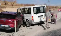 Minibüs İle Otomobil Çarpıştı: 5 Yaralı