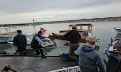 Fırtına Uyarısı Yapılan Zonguldak'ta, Balıkçılar Kayıklarını Karaya Çekti