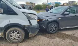 Minibüs İle Otomobil Kafa Kafaya Çarpıştı: 5 Yaralı
